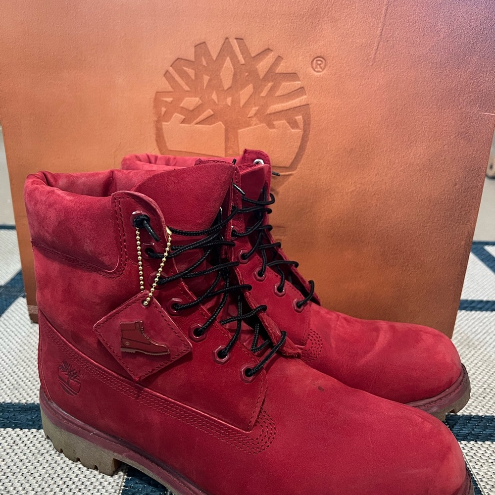 Men’s red suede timberlands w/boot tag
